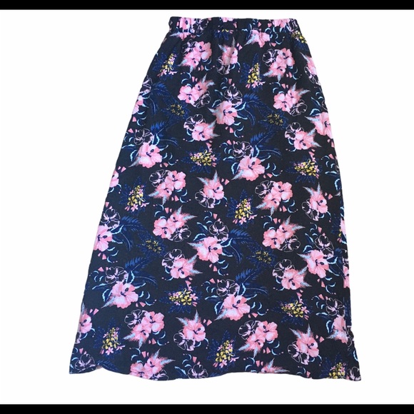 Ruffled Top & Maxi Skirt Set  size Medium - Picture 6 of 7